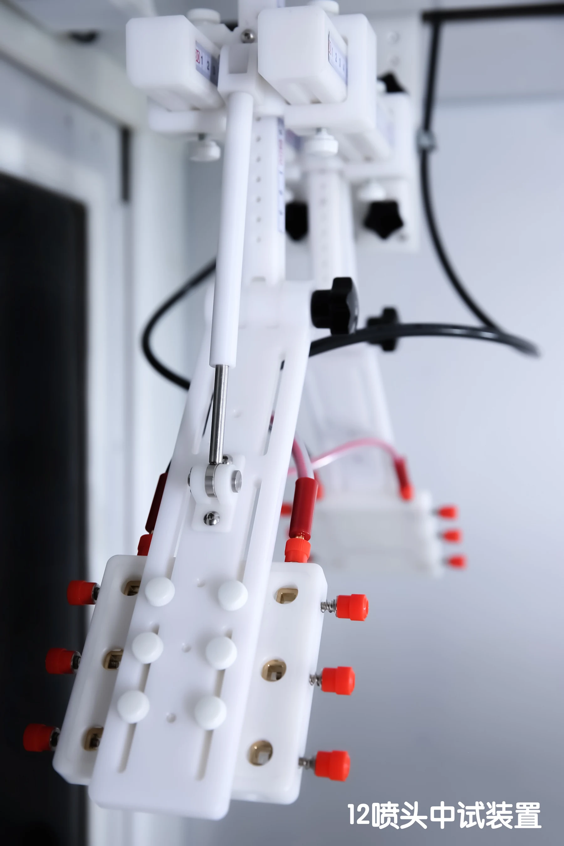 V-shaped spinneret array